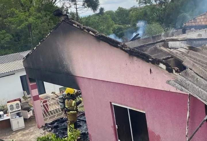 Capa Incêndio destrói residência em São José das Missões