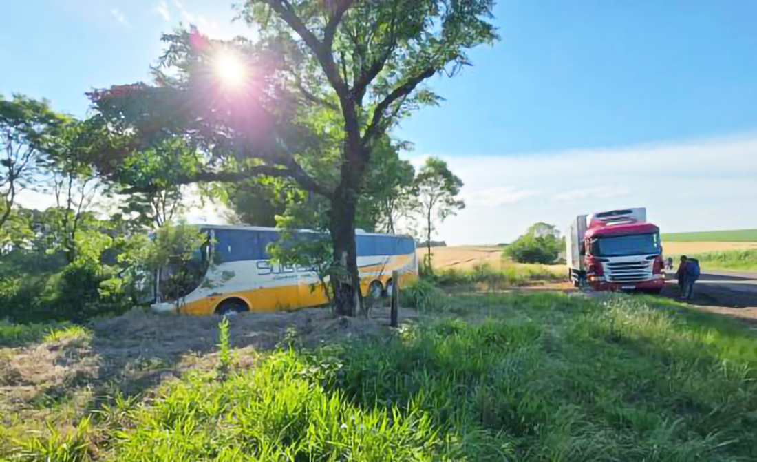 Capa Colisão entre ônibus e caminhão deixa motorista ferido na RS-344