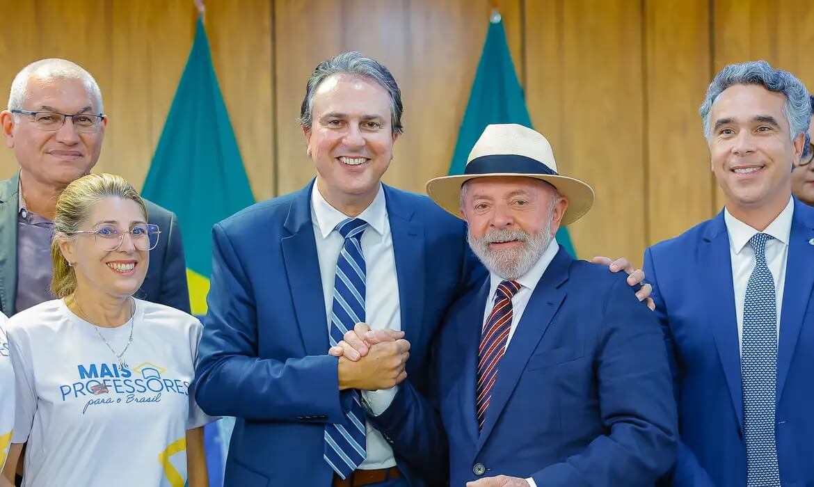 Capa Governo cria bolsa de R$ 1.050 para estudantes de licenciatura