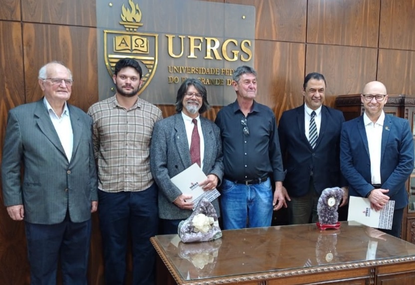 Capa Ametista do Sul assina termo de cooperação com a UFRGS para projetos na área da mineração