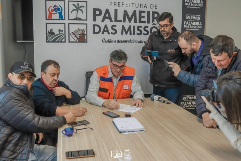 Capa Lorenzoni assina decreto que declara situação de emergência em decorrência das chuvas