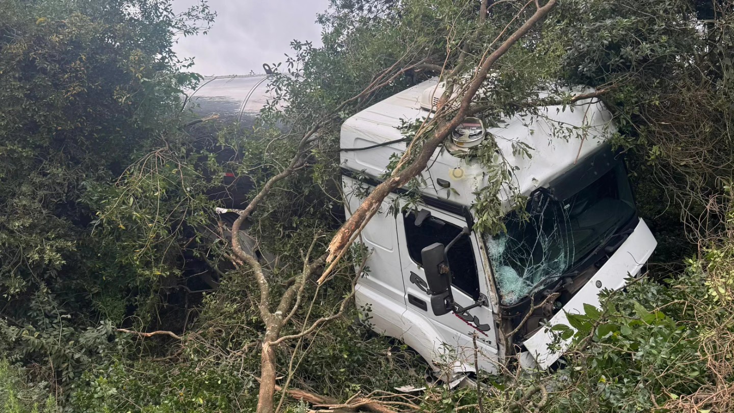 Capa Caminhão sai da pista na ERS-135, em Passo Fundo