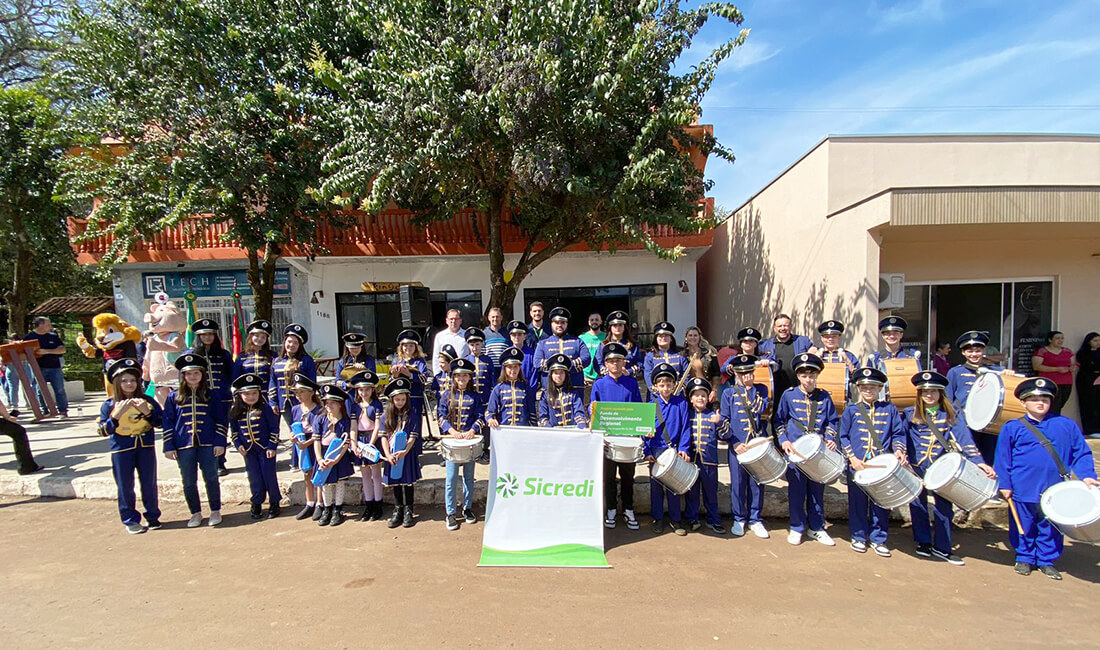 Capa Banda Marcial de Cerro Grande recebe doação do Sicredi para a aquisição de novos instrumentos