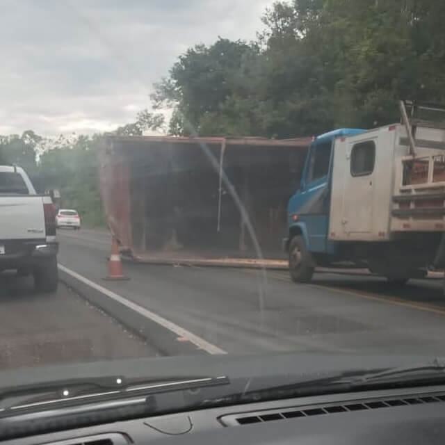 Capa Caminhão tomba na BR-386 em Iraí