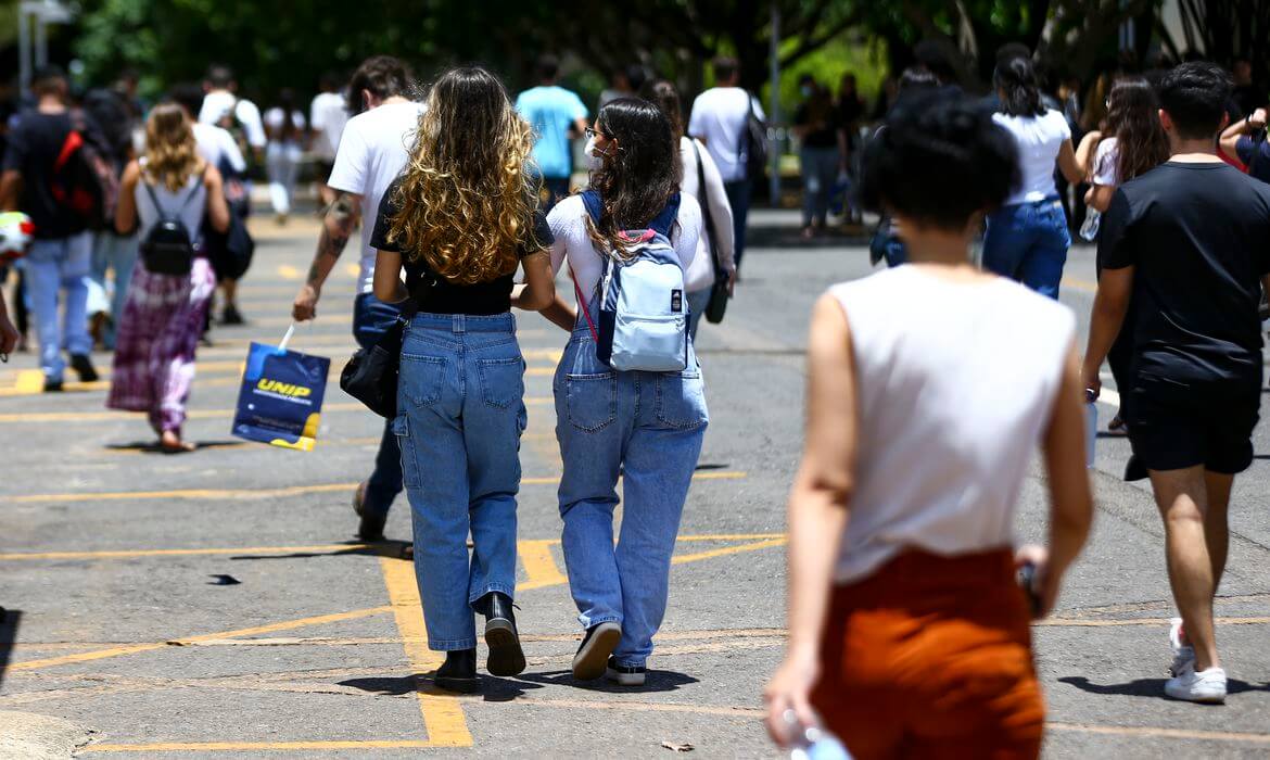 Capa Enem: estudantes podem pedir isenção de taxa a partir desta segunda