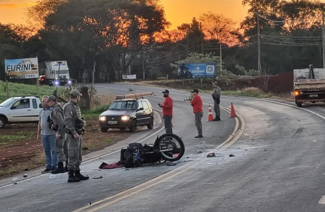 Capa Acidente grave entre duas motos e caminhão deixa motociclistas feridos em Tenente Portela