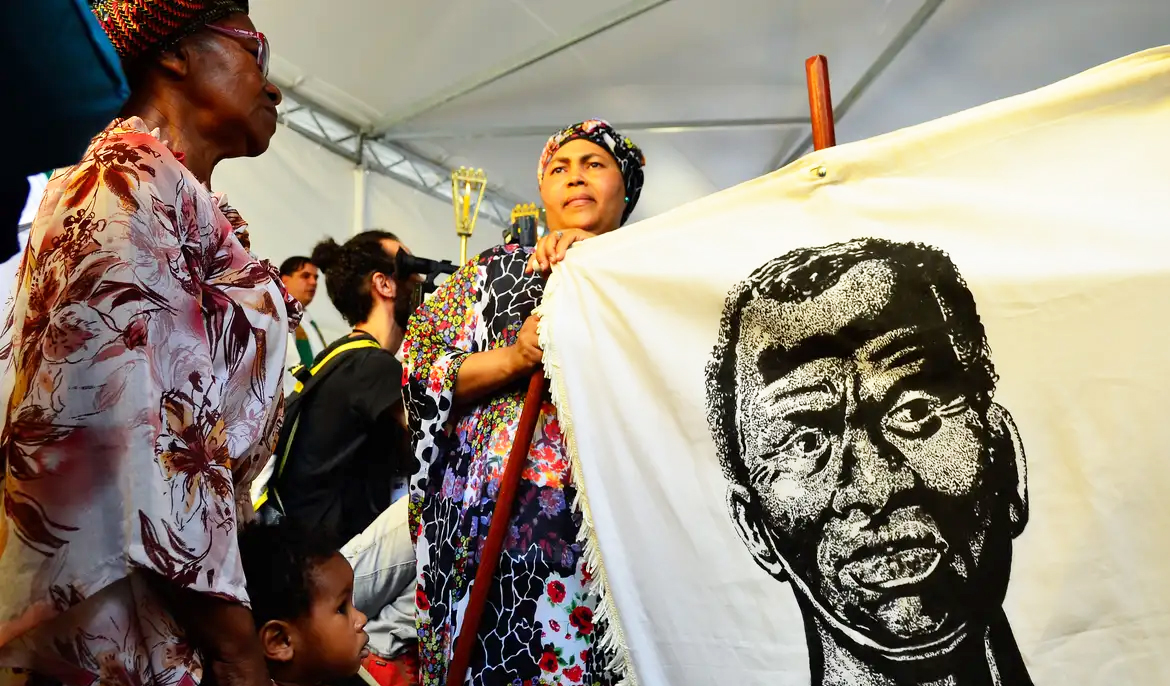Capa Lula sanciona feriado nacional de Zumbi e da Consciência Negra