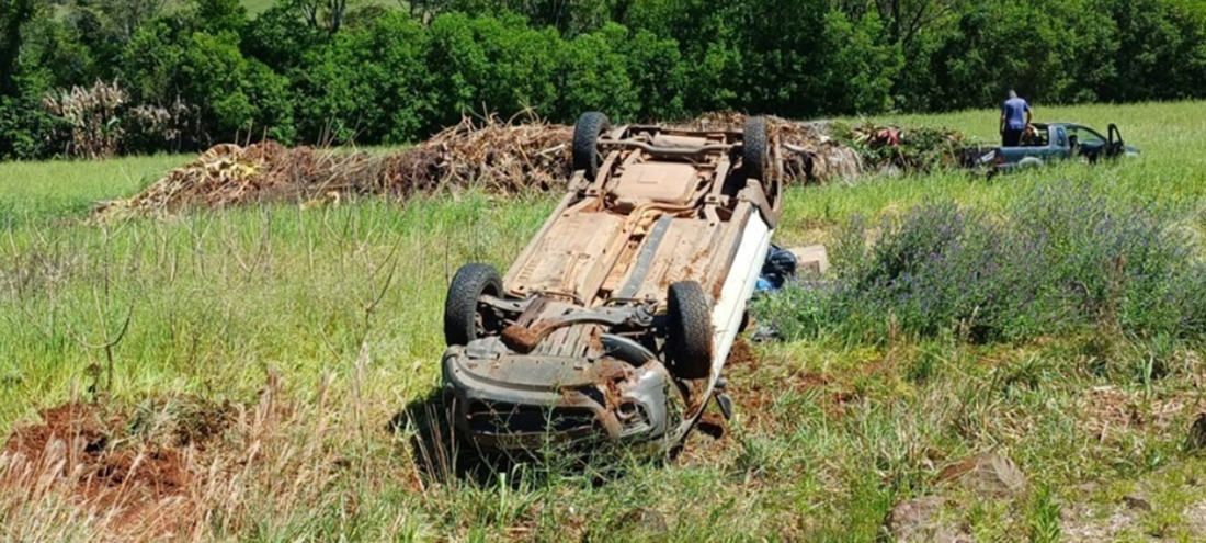 Capa Carro capota em lavoura na RSC-472 em Três Passos