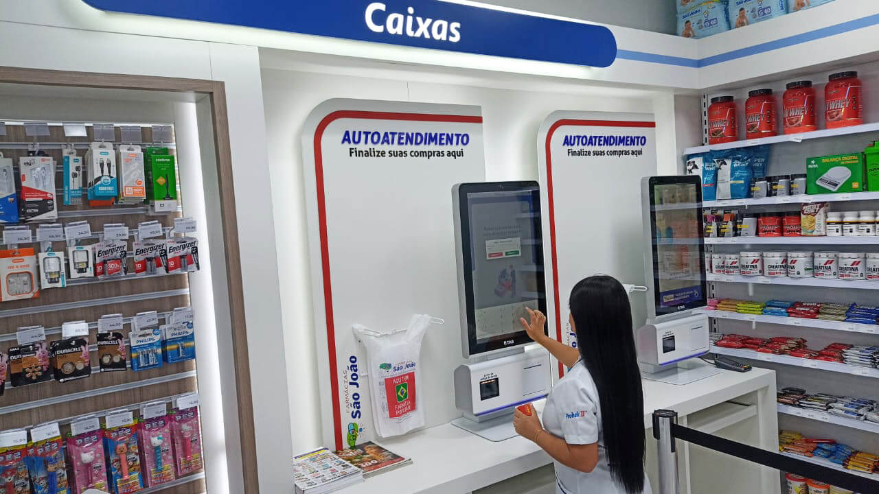 Capa Farmácias São João disponibiliza totens de autoatendimento para seus clientes