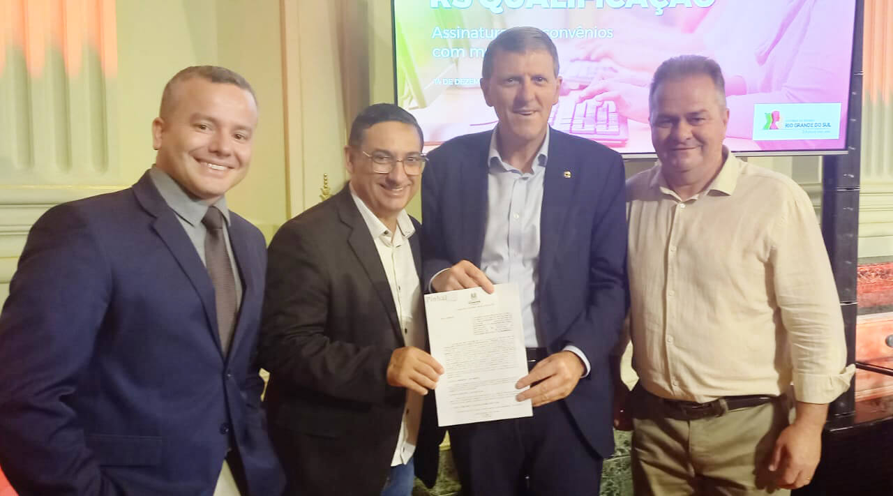 Capa Pinhal assina convênio com o Governo do Estado