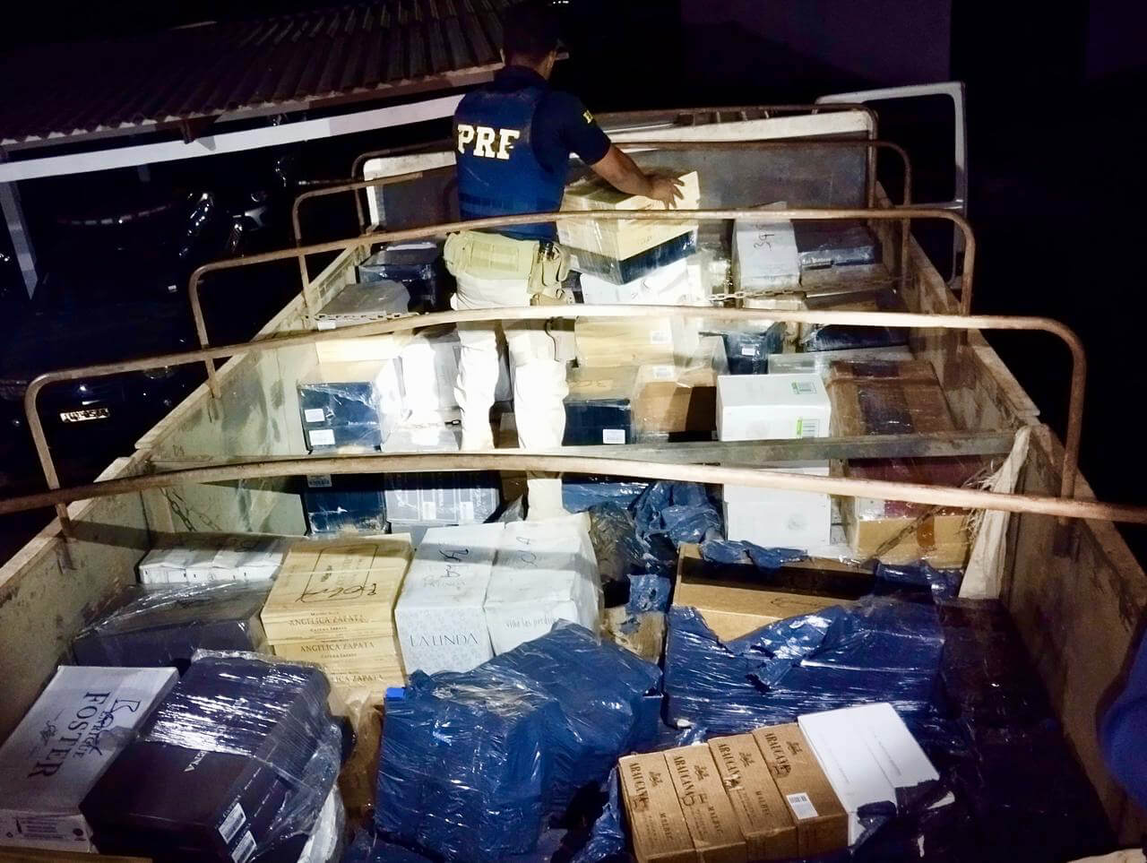 Capa PRF prende motorista com 3 mil garrafas de vinho ilegalmente trazidas da Argentina