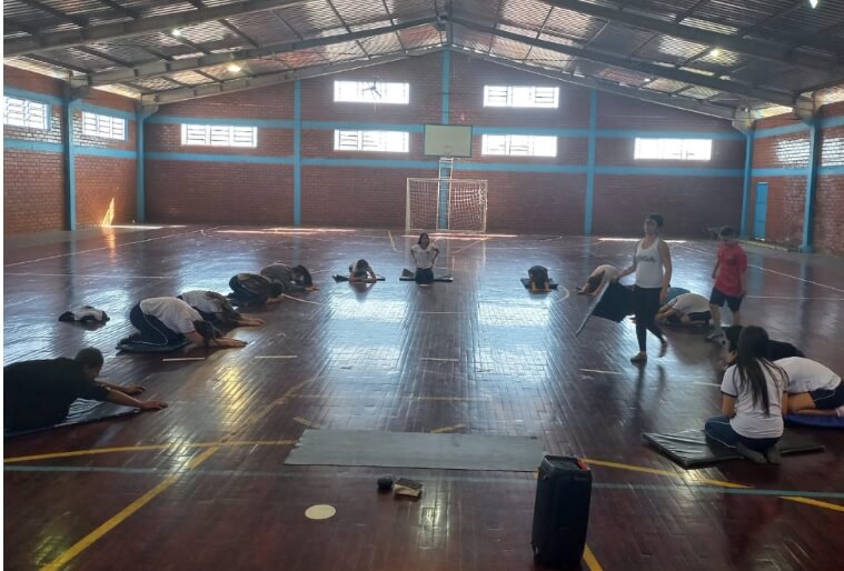 Capa Semana Holística de Ametista do Sul: aulas de yoga na escola