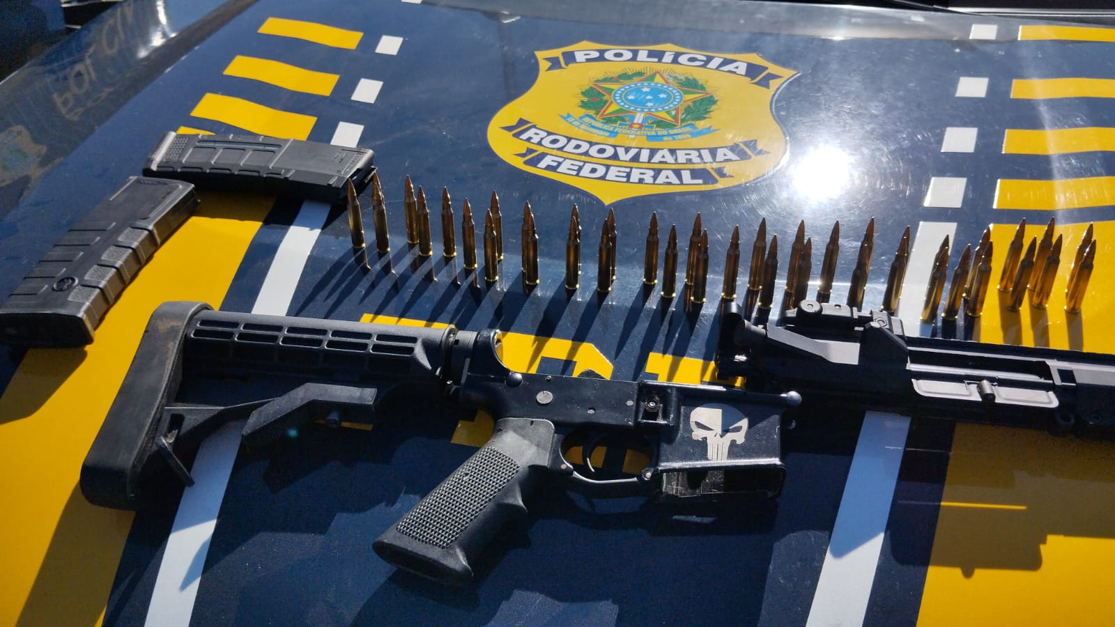 Capa PRF prende dois homens com fuzil escondido em fundo falso de veículo em Sarandi