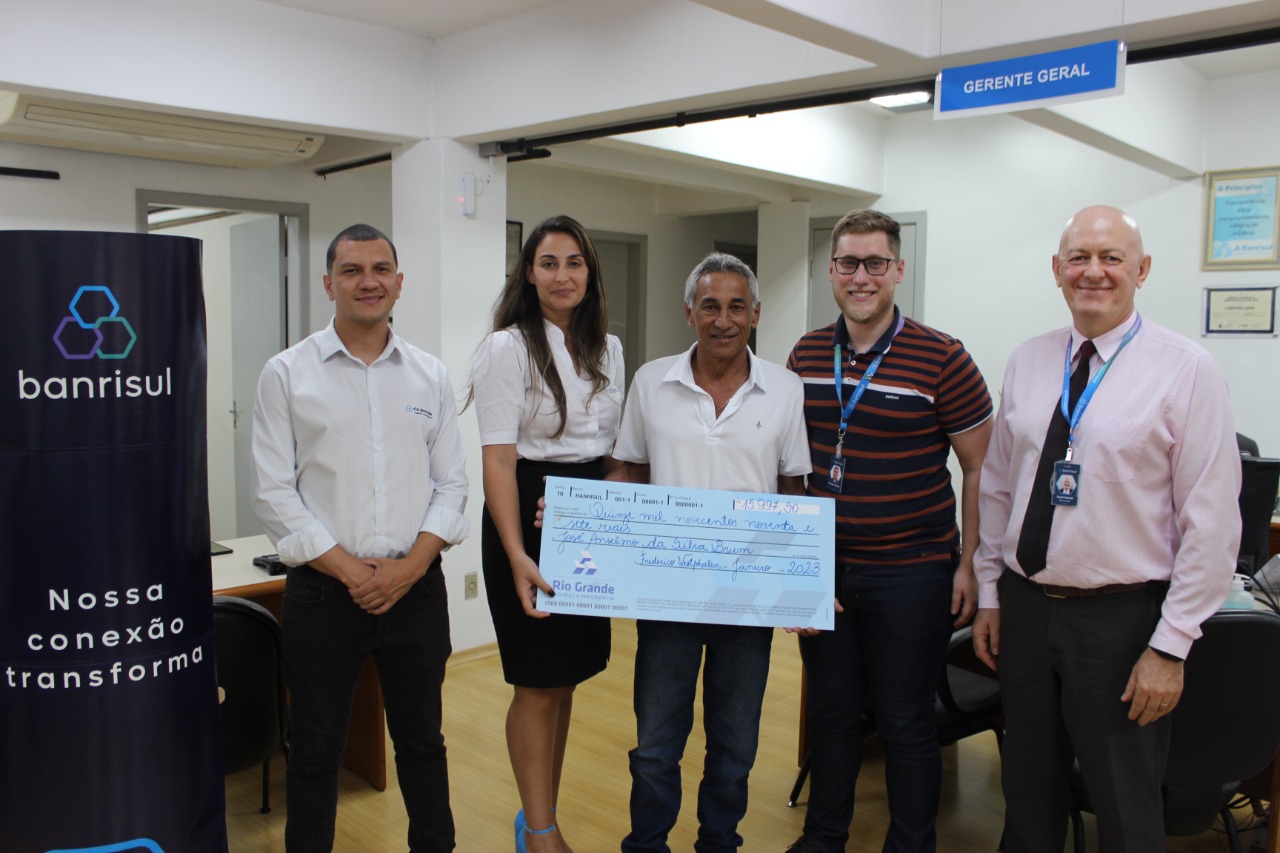 Capa Banrisul de FW entrega prêmio a cliente