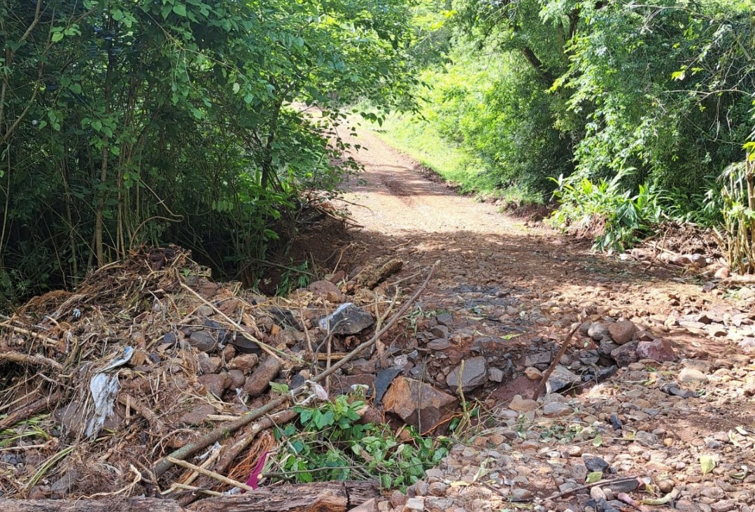 Capa Ametista do Sul: secretaria de Obras trabalha na recuperação de estradas