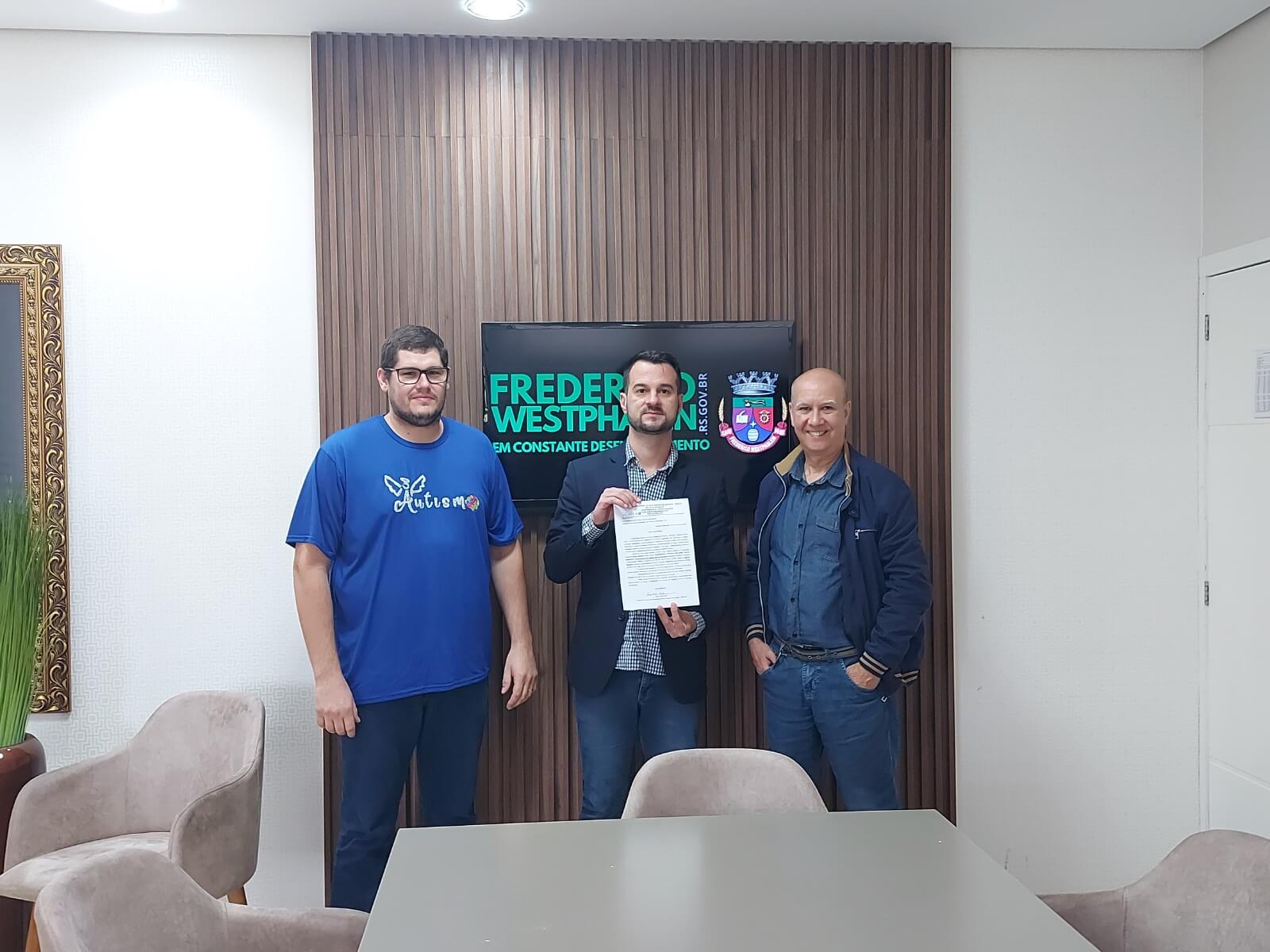 Capa FW: Administração Municipal recebe representantes do 3º Seminário Regional Sobre o Autismo