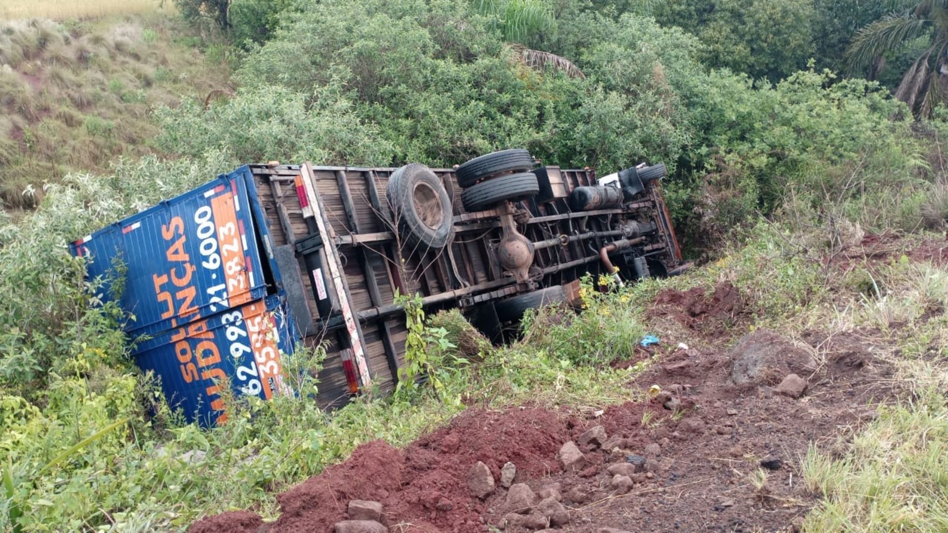 Capa Caminhão e carro saem da pista na BR-158 em Palmeira das Missões