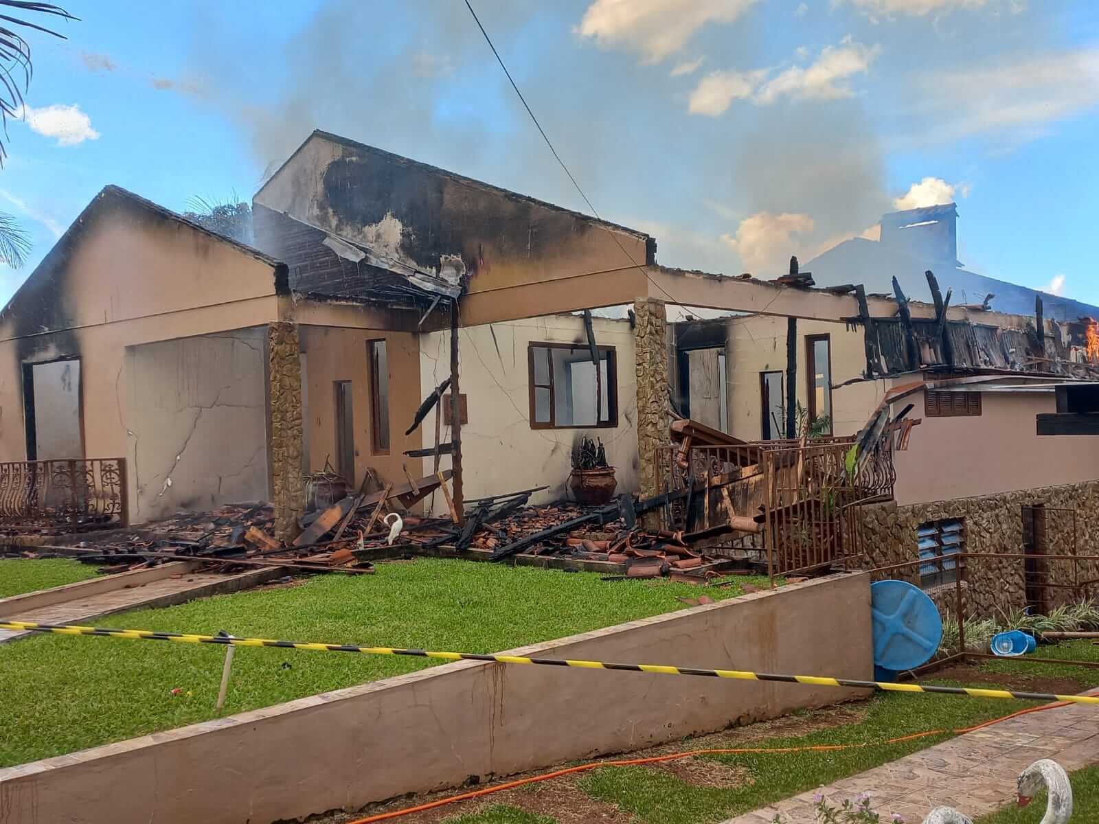 Capa Residência é destruída por incêndio em Palmitinho