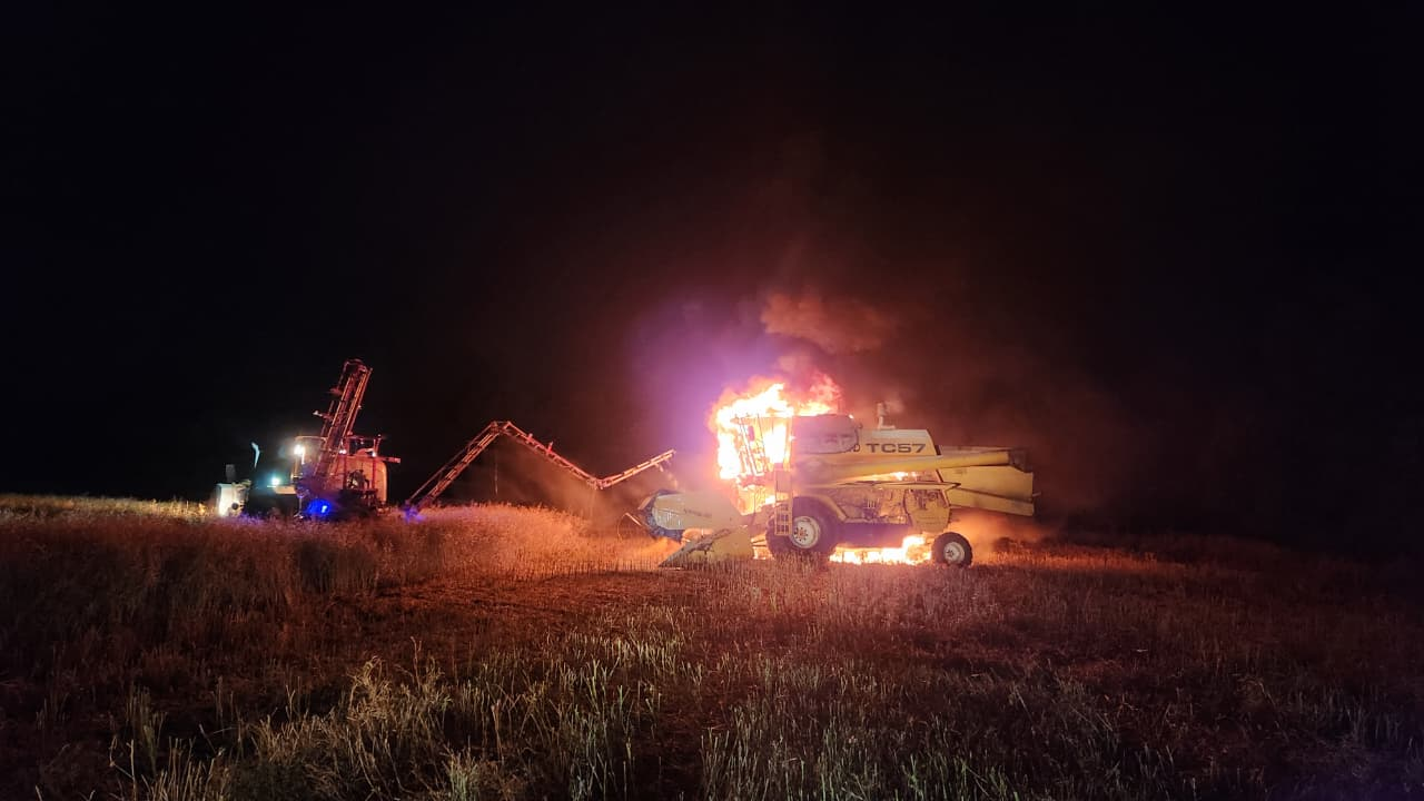 Capa Colheitadeira é destruída por incêndio em propriedade rural de Santa Bárbara do Sul