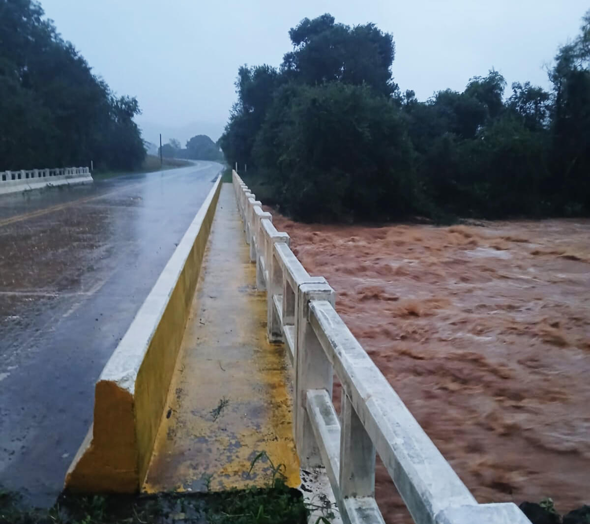 Capa Pontes que ligam Rodeio Bonito a Ametista e Seberi a Cristal do Sul caem com a força da água
