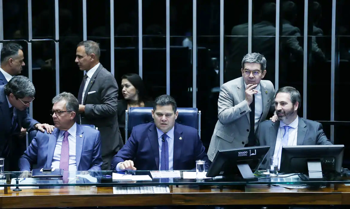 Capa Senado aprova projeto que isenta IR de quem recebe até R$ 5 mil por mês