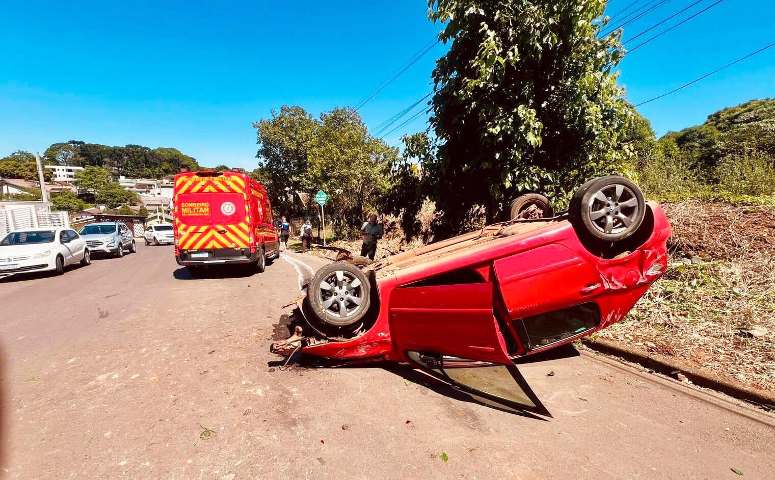 Capa Carro capota em Ibirubá durante corrida para hospital com criança doente