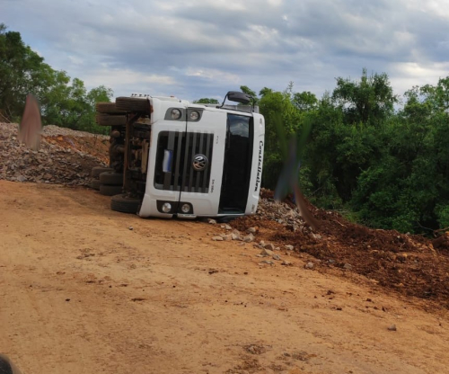 Capa Caminhao tomba em estrada entre Crissiumal e Tiradentes do Sul