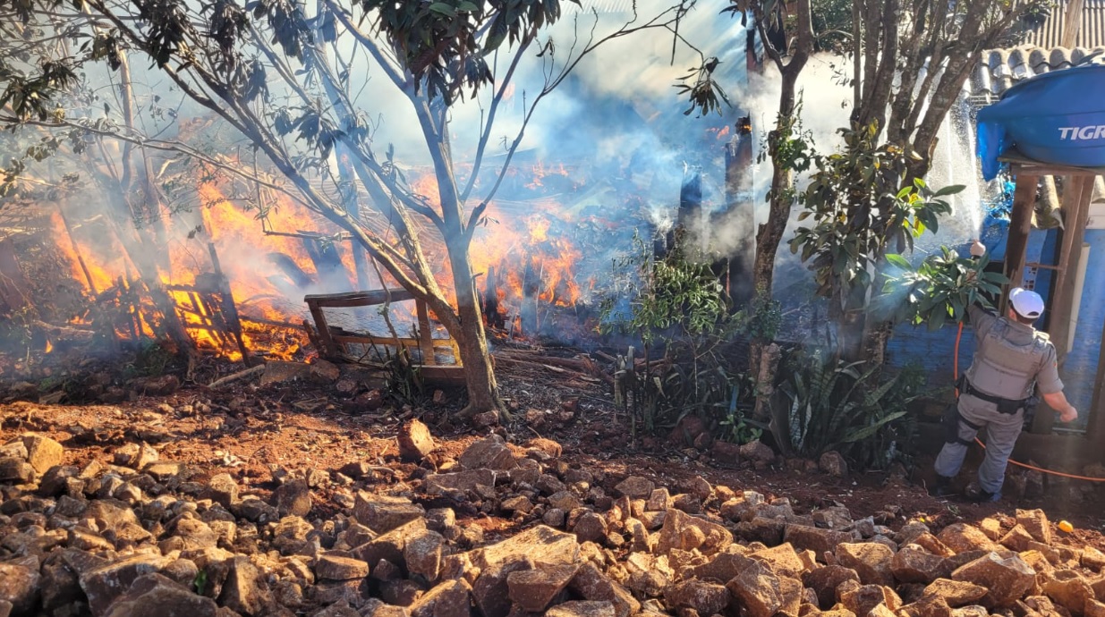 Capa Incêndio consome estabelecimento em Seberi