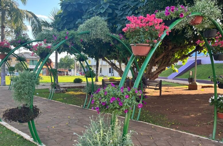 Capa Ametista do Sul: praça Central recebe novas floreiras