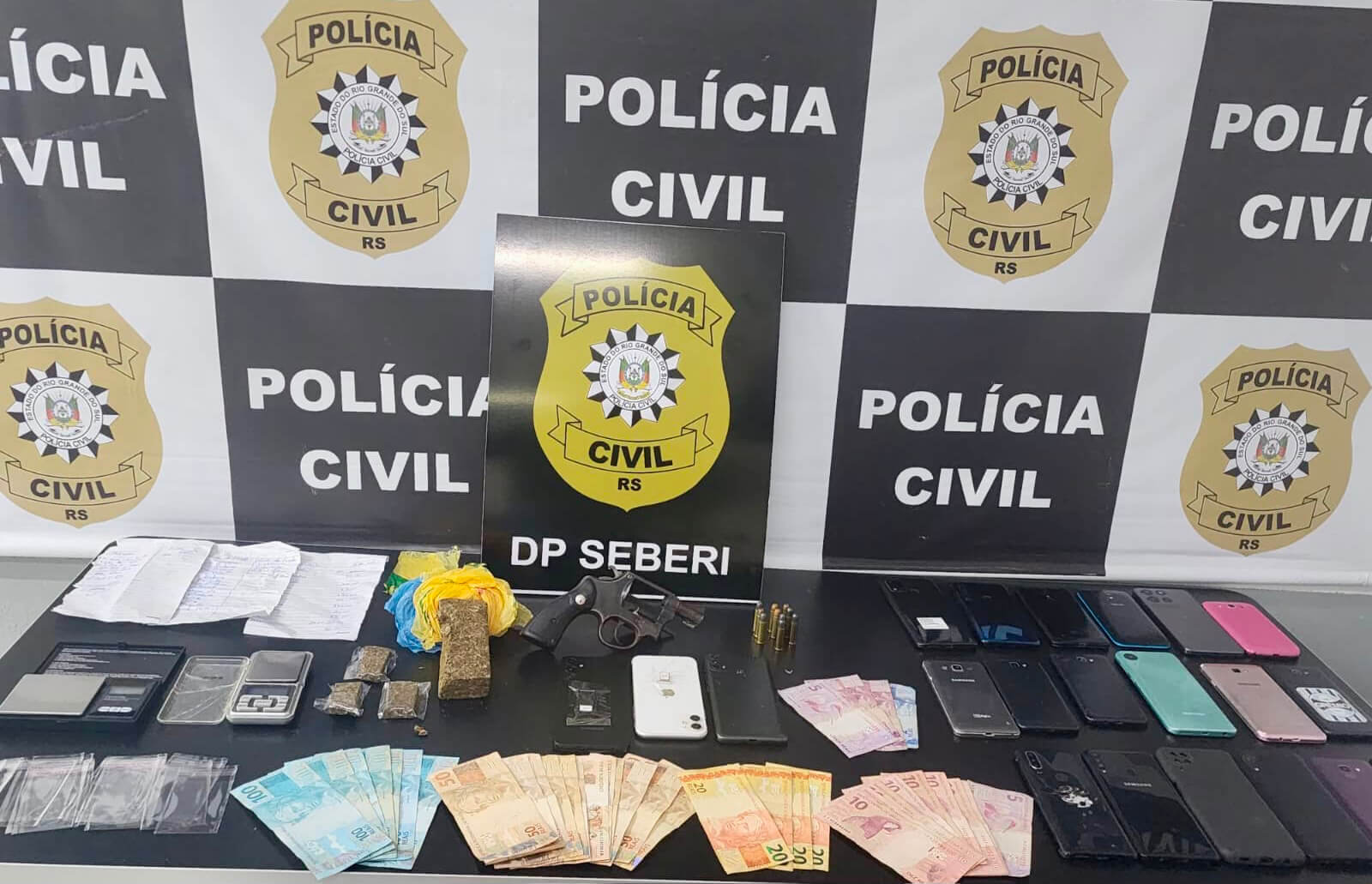 Capa Polícia Civil prende suspeito e apreende drogas, arma de fogo, munições e diversos celulares durante operação em Seberi