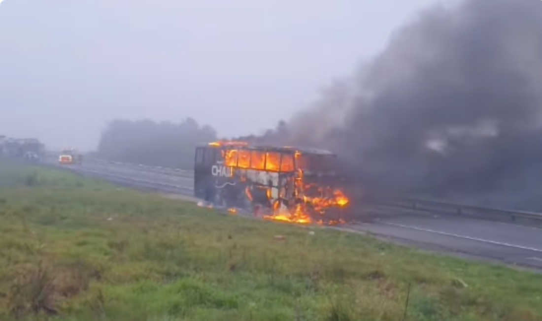 Capa Ônibus do Grupo Chamamento é destruído por incêndio na BR-277
