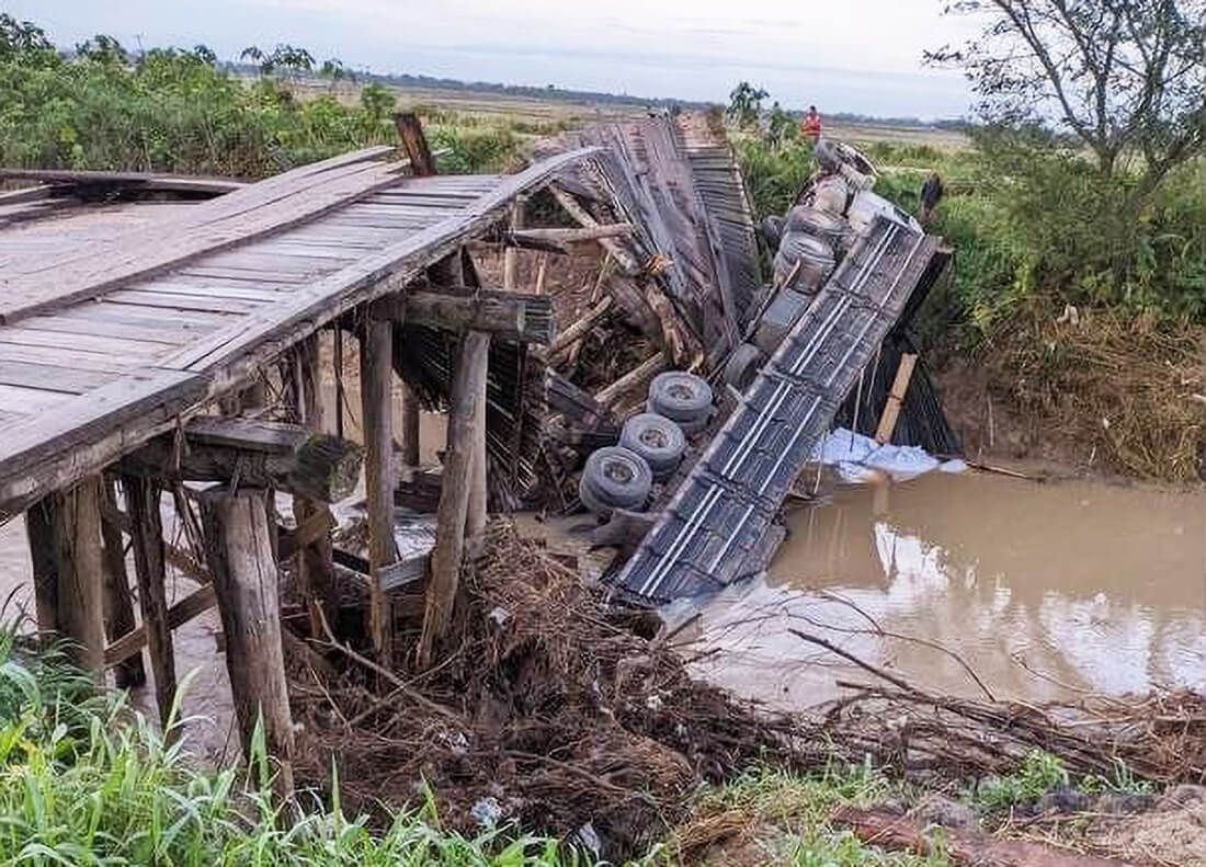Capa Ponte desaba com caminhão no interior de Camaquã