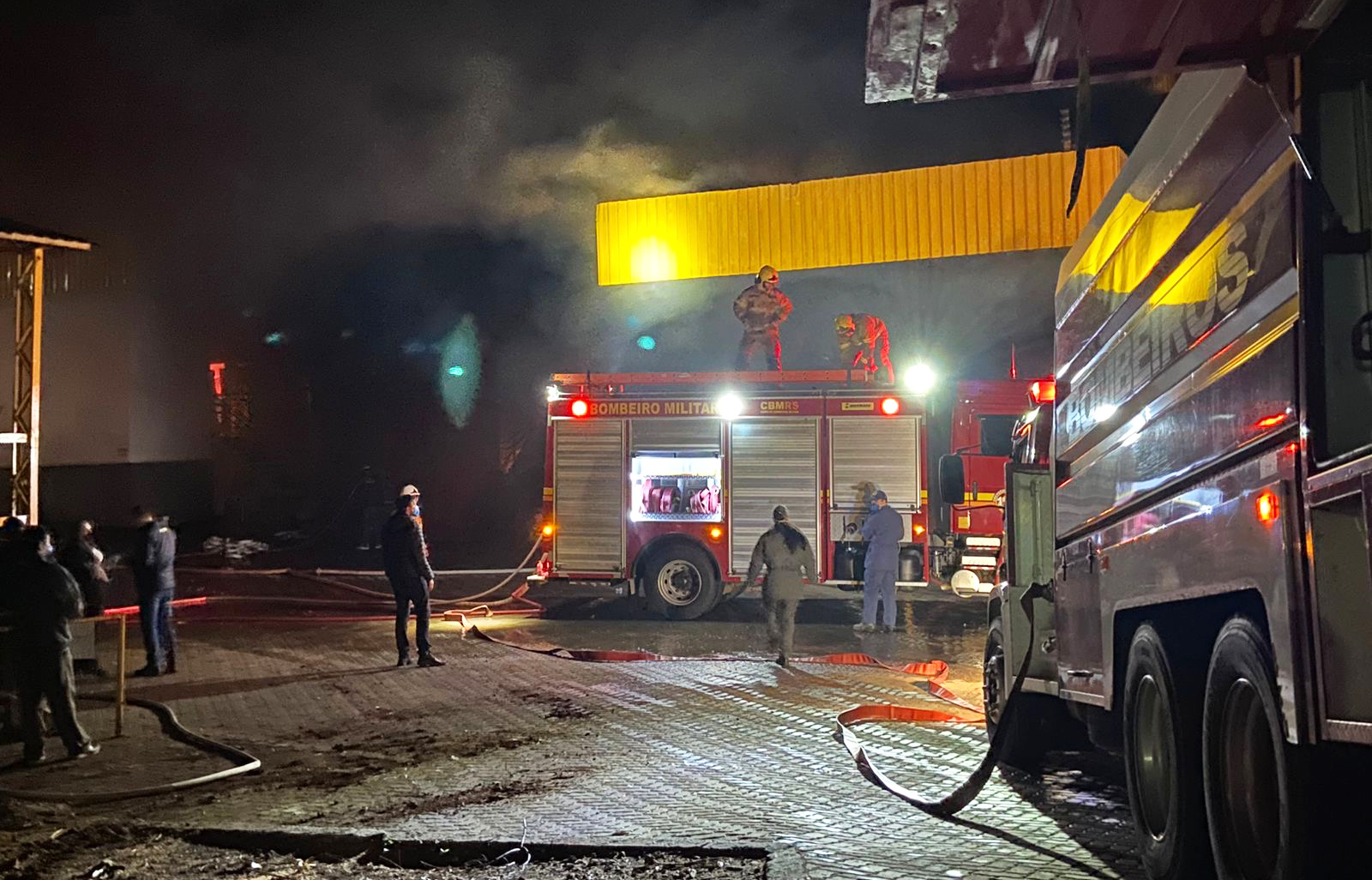 Capa Incêndio na empresa Frangos Piovesan é controlado durante a madrugada