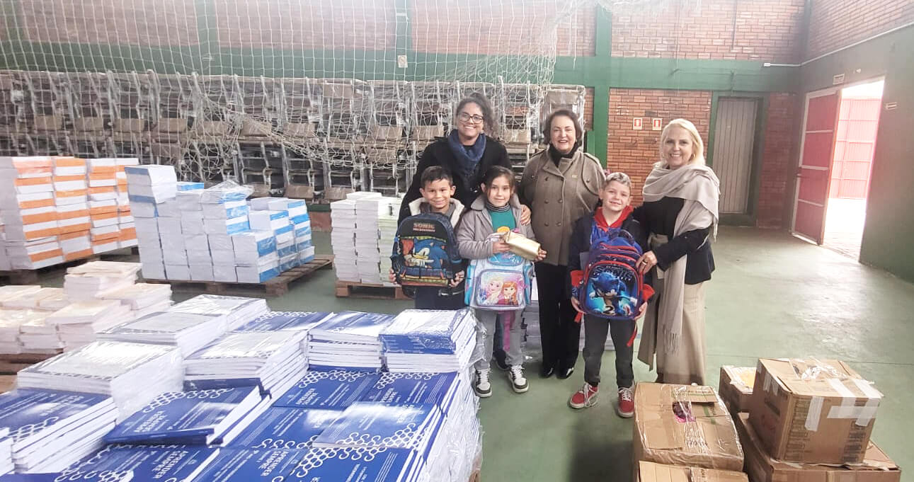 Capa 20ª CRE entrega doações para alunos de escolas afetados pelas enchentes
