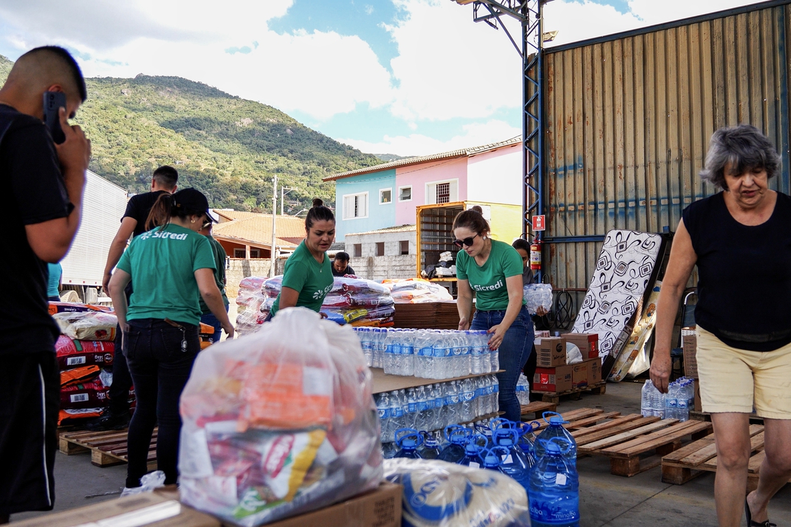 Capa Enchentes no RS: Sicredi dobra doações para ajudar comunidades atingidas