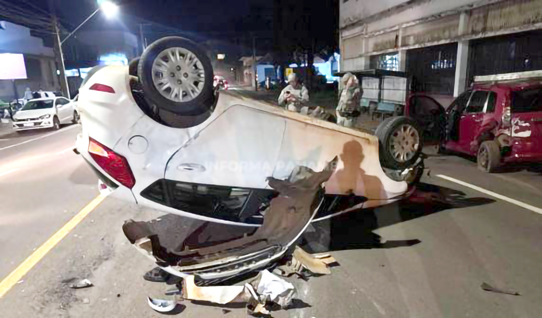 Capa Carro capota após colisão no centro de Panambi