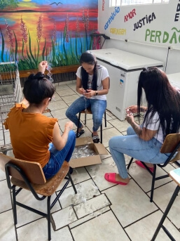 Capa Apenadas do Presídio auxiliaram na confecção de adereços natalinos para o evento Frederico em Luz