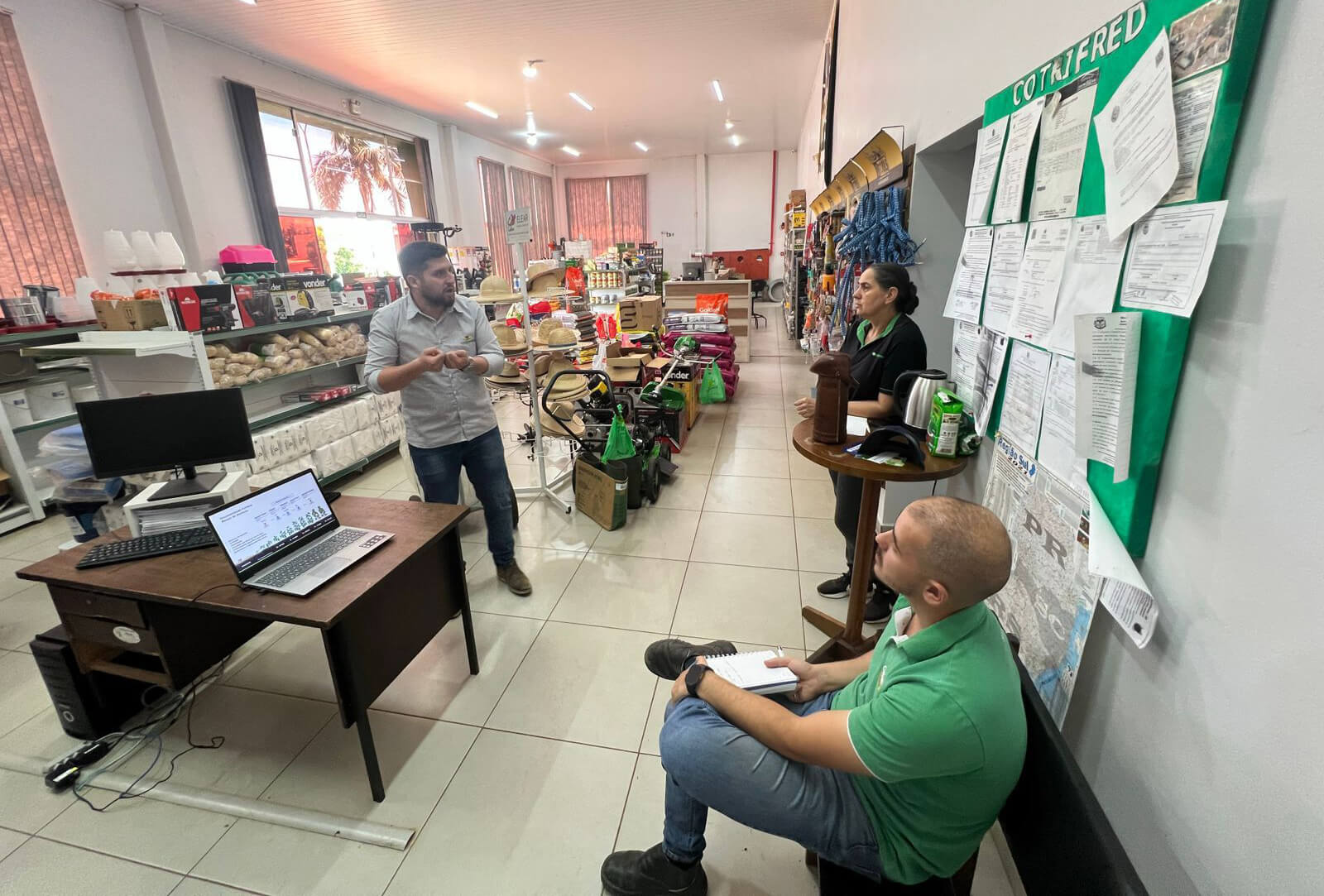 Capa Cotrifred realiza treinamento para balconistas das lojas agropecuárias em parceria com empresas do setor
