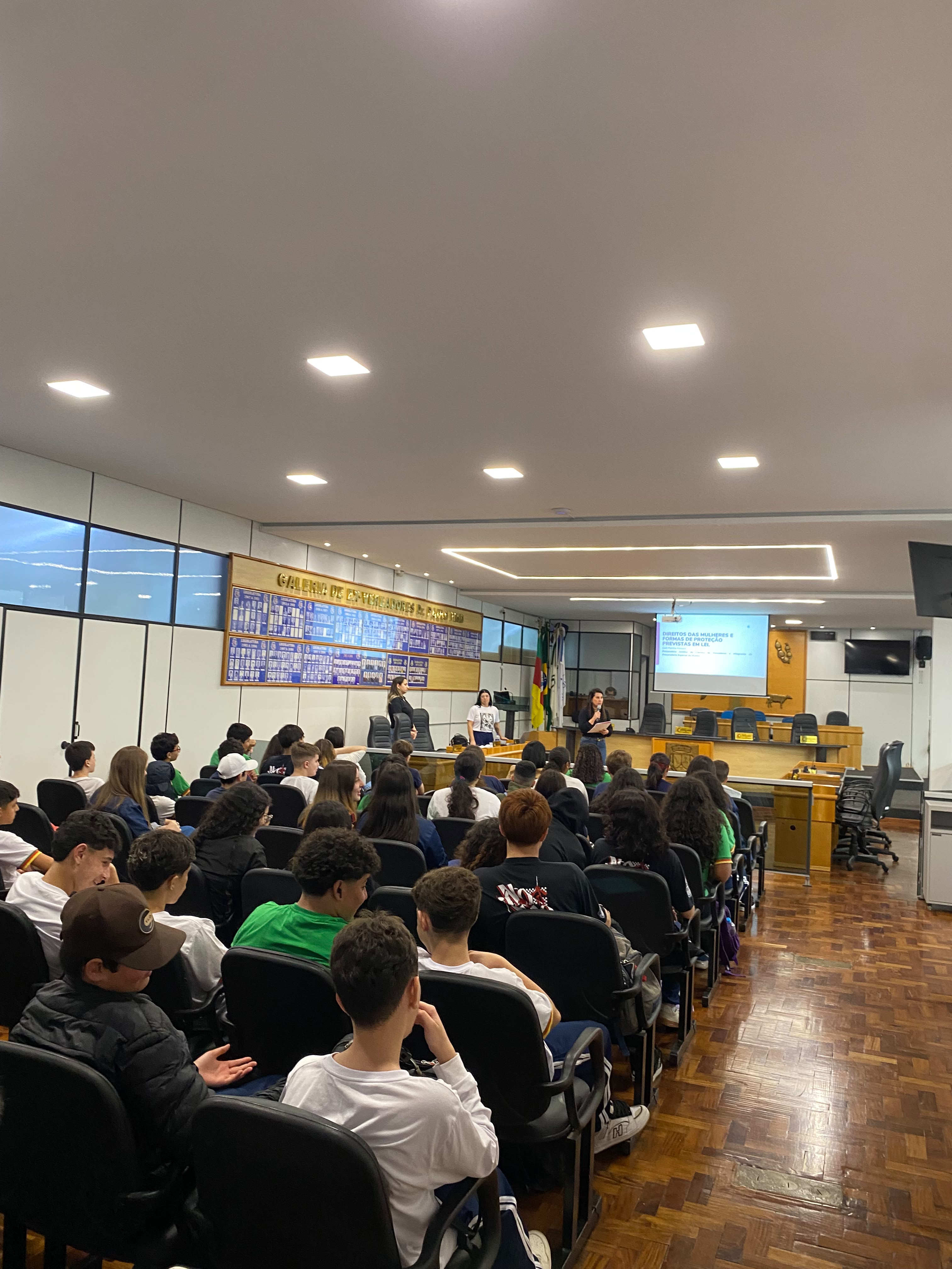 Capa Palestra do Agosto Lilás reúne estudantes no plenário da Câmara de Palmeira das Missões