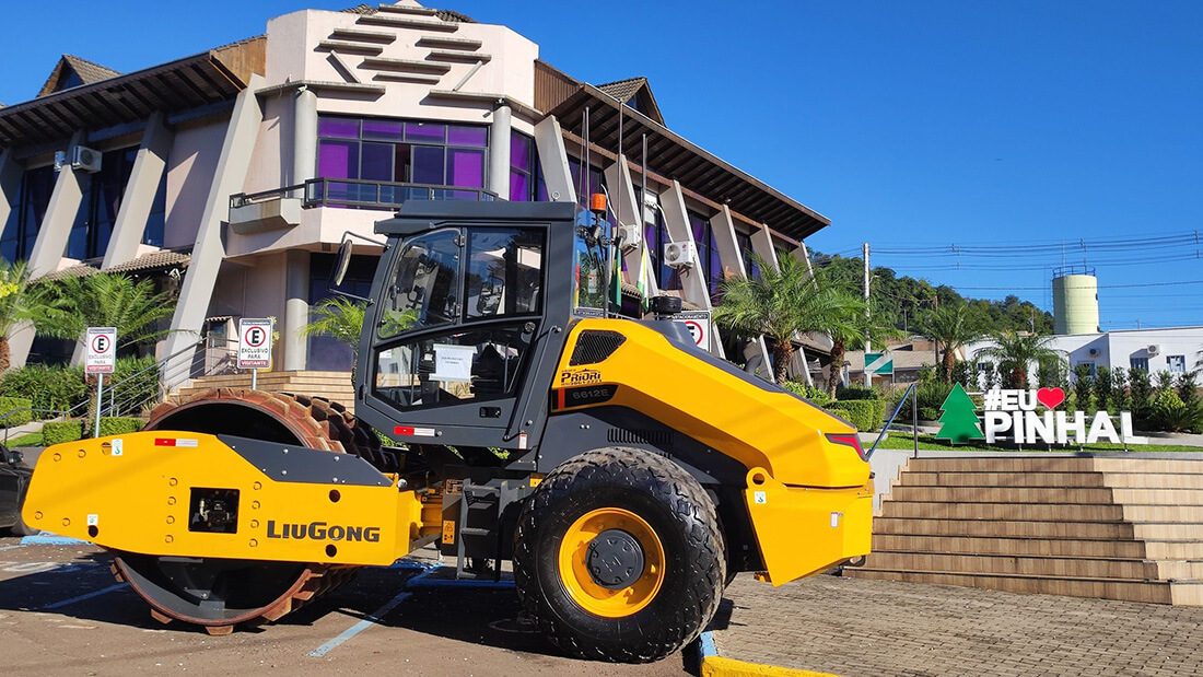 Capa Administração Municipal de Pinhal adquire rolo compactador