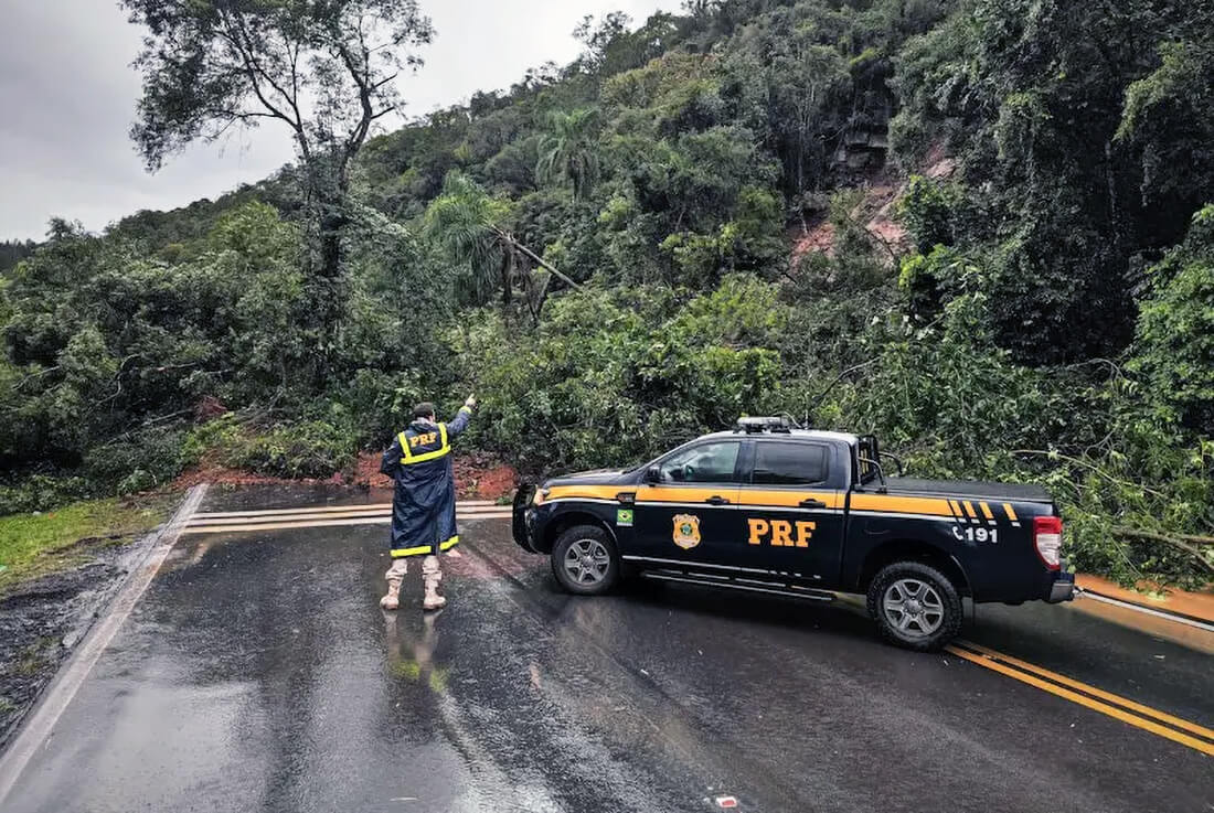 Capa Confira as rodovias que estão com trechos bloqueados no Estado