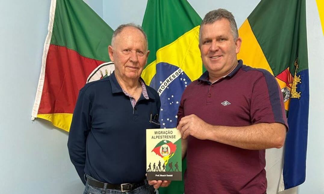 Capa Professor alpestrense lança livro sobre a história do município
