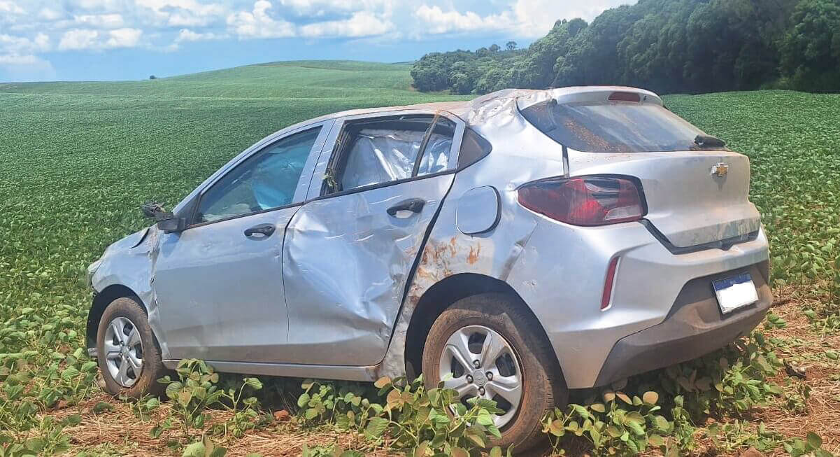 Capa Carro capota em estrada rural de Ronda Alta