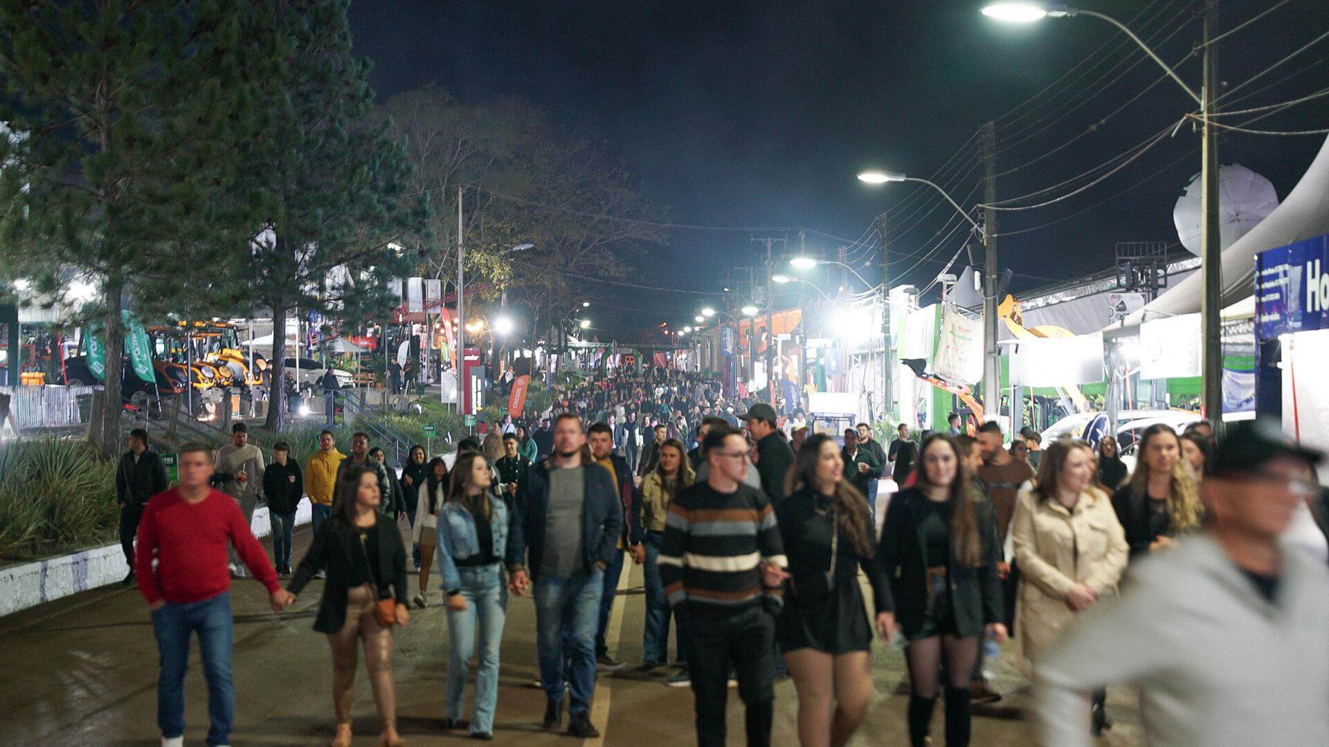 Capa Mais de 20 mil pessoas passaram pelo parque de exposições no primeiro dia da Expofred
