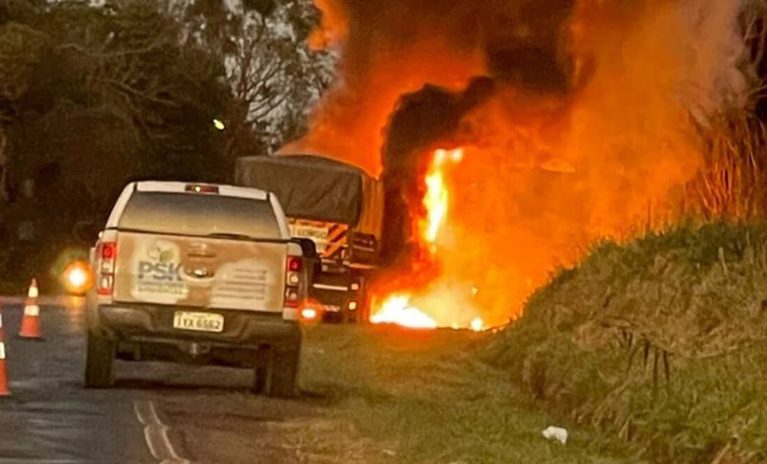 Capa Incêndio consome carreta bitrem carregada de soja