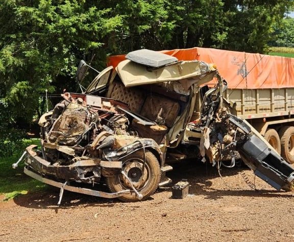 Capa Colisão entre caminhões deixa motorista ferido no interior de Barra Funda