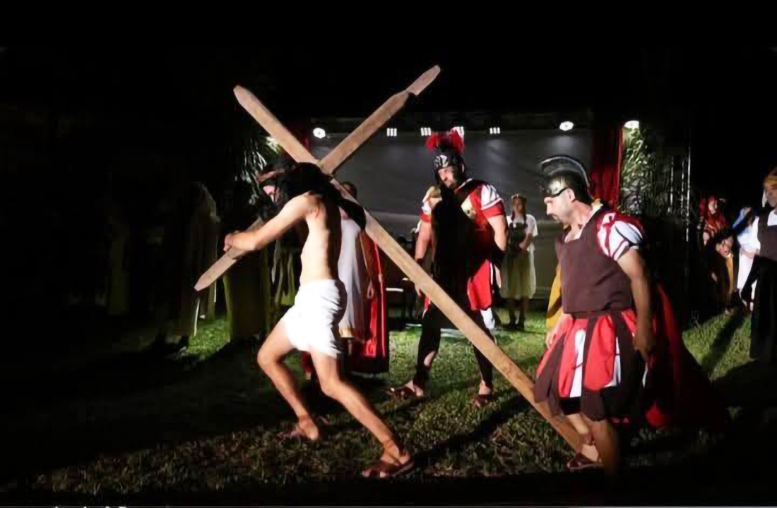 Capa Encenação da Paixão de Cristo atrai grande público e emociona a comunidade em Liberato Salzano