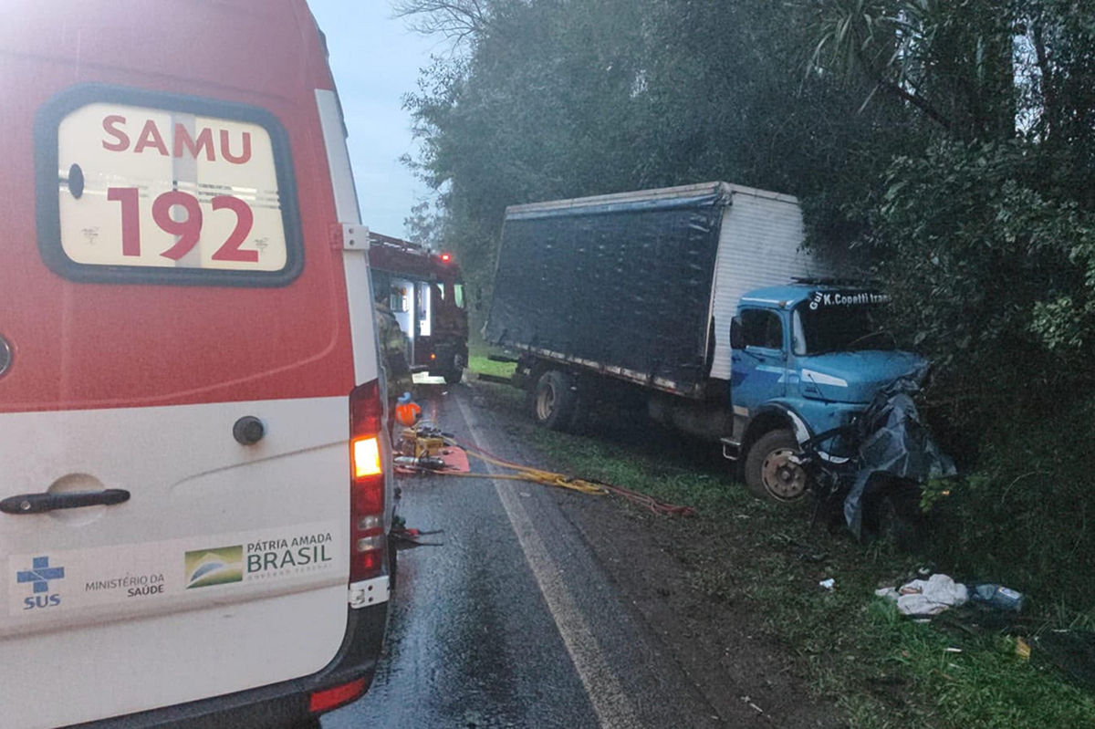 Capa Colisão frontal entre carro e caminhão deixa dois mortos e um ferido na BR-158, em Panambi