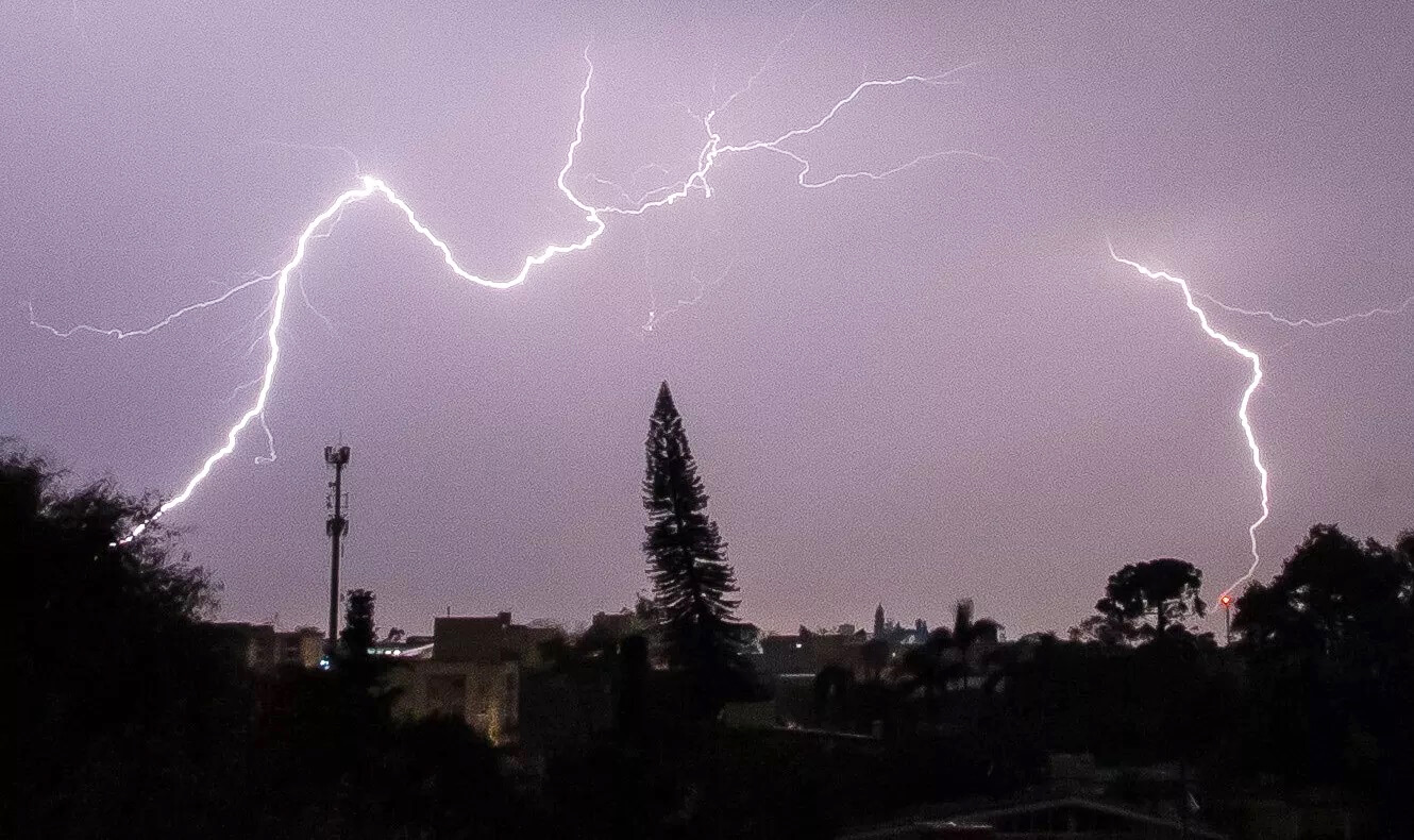 Capa Ciclone ainda deve gerar fortes vendavais com estragos, nesta quinta, no RS