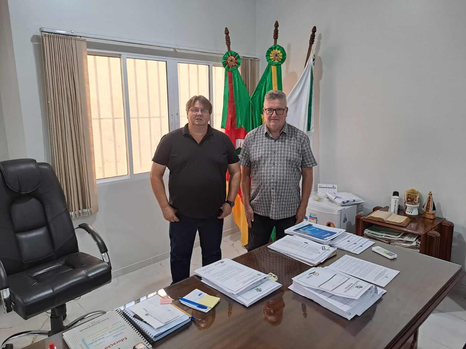 Capa Redentora: Prefeito Malberk transmite cargo ao vice Noedi